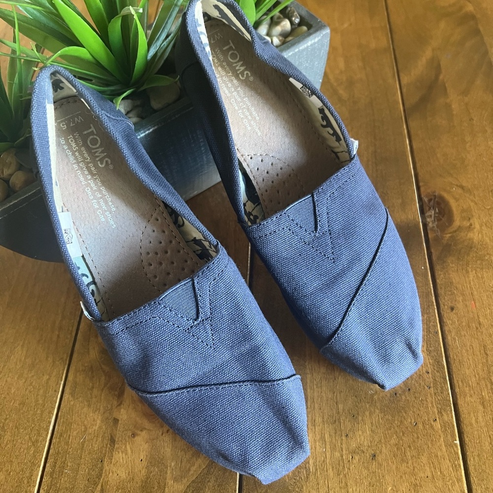 TOMS Navy size 7.5 EUC
